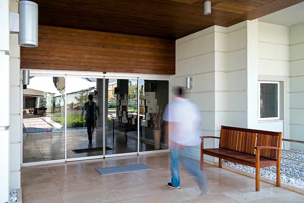 Ventajas de accesibilidad de las puertas automáticas en espacios residenciales