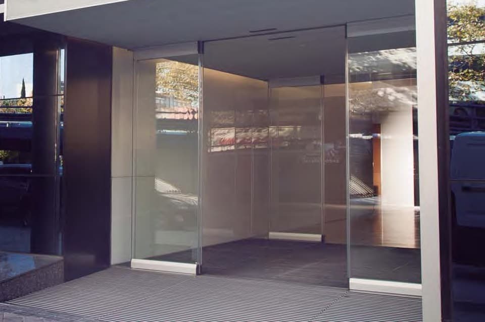 materiales puertas automaticas automatic door material metal aluminio hierro vidrio plastico