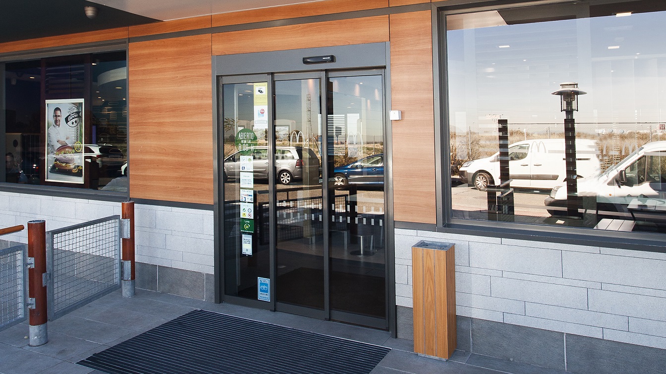 puerta automatica automatic door manusa horeca restaurante apertura telescópica lateral con hojas enmarcadas mcdonalds
