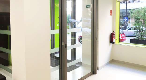 puerta automatica sistema esclusa sucursal oficina