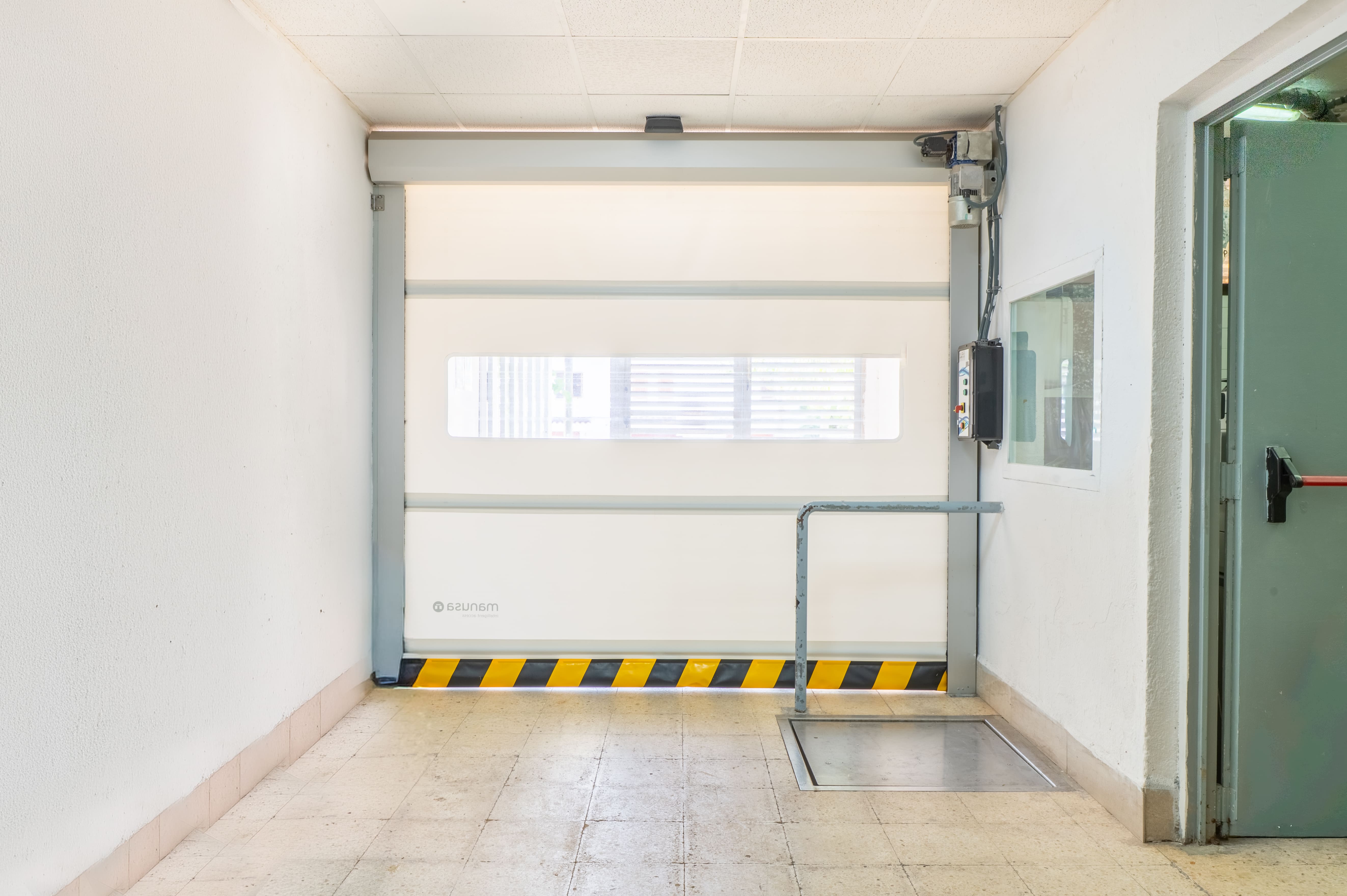 Puerta rápida apilable Manusa en la entrada de mercancías del Hotel Bordoy Alcudia Bay