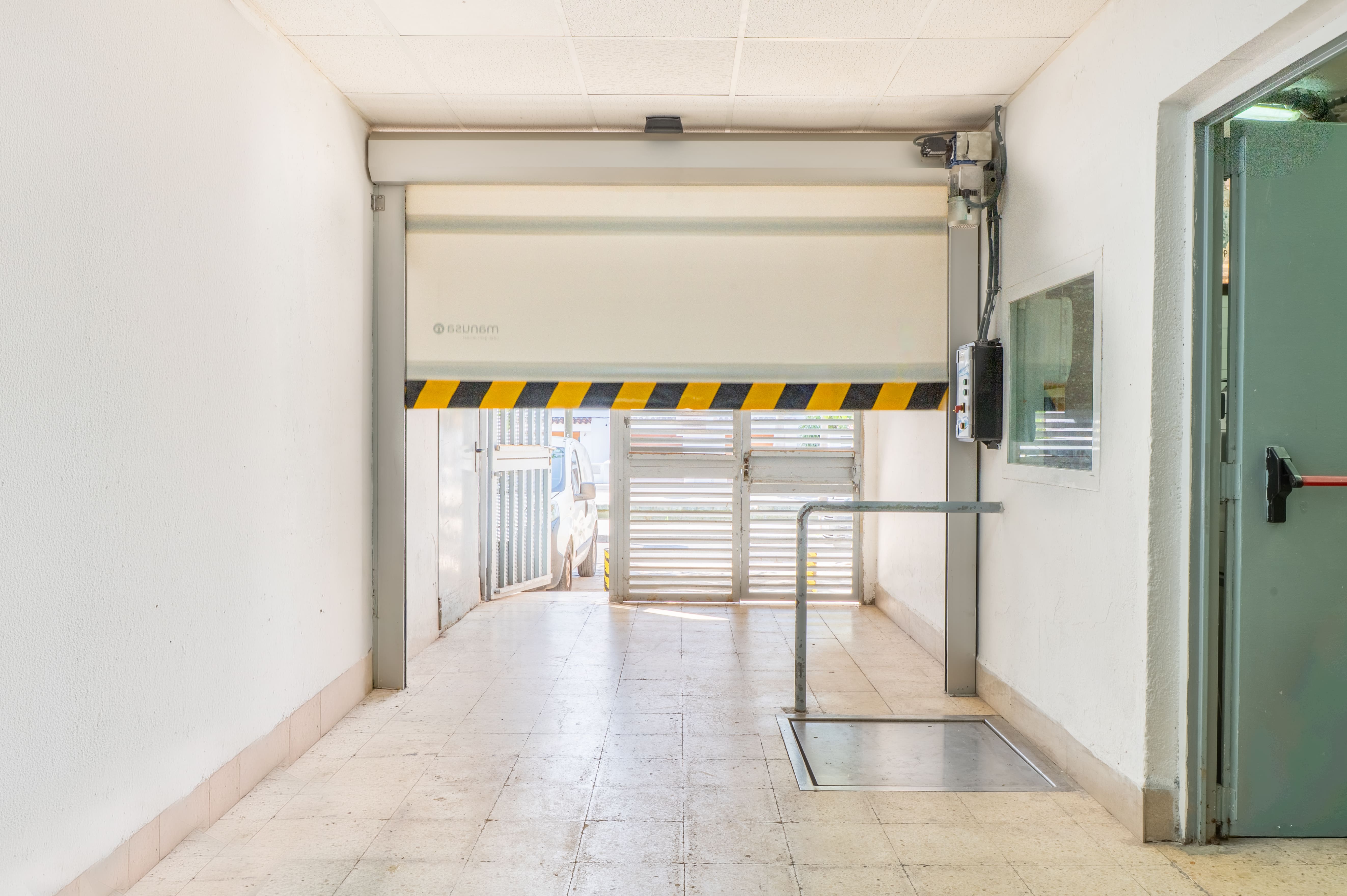 Puerta rápida apilable Manusa en la entrada de mercancías del Hotel Bordoy Alcudia Bay