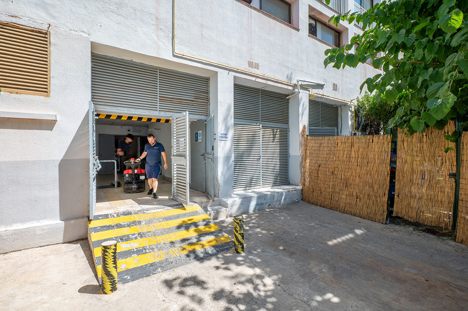 Puerta rápida apilable Manusa en la entrada de mercancías del Hotel Bordoy Alcudia Bay