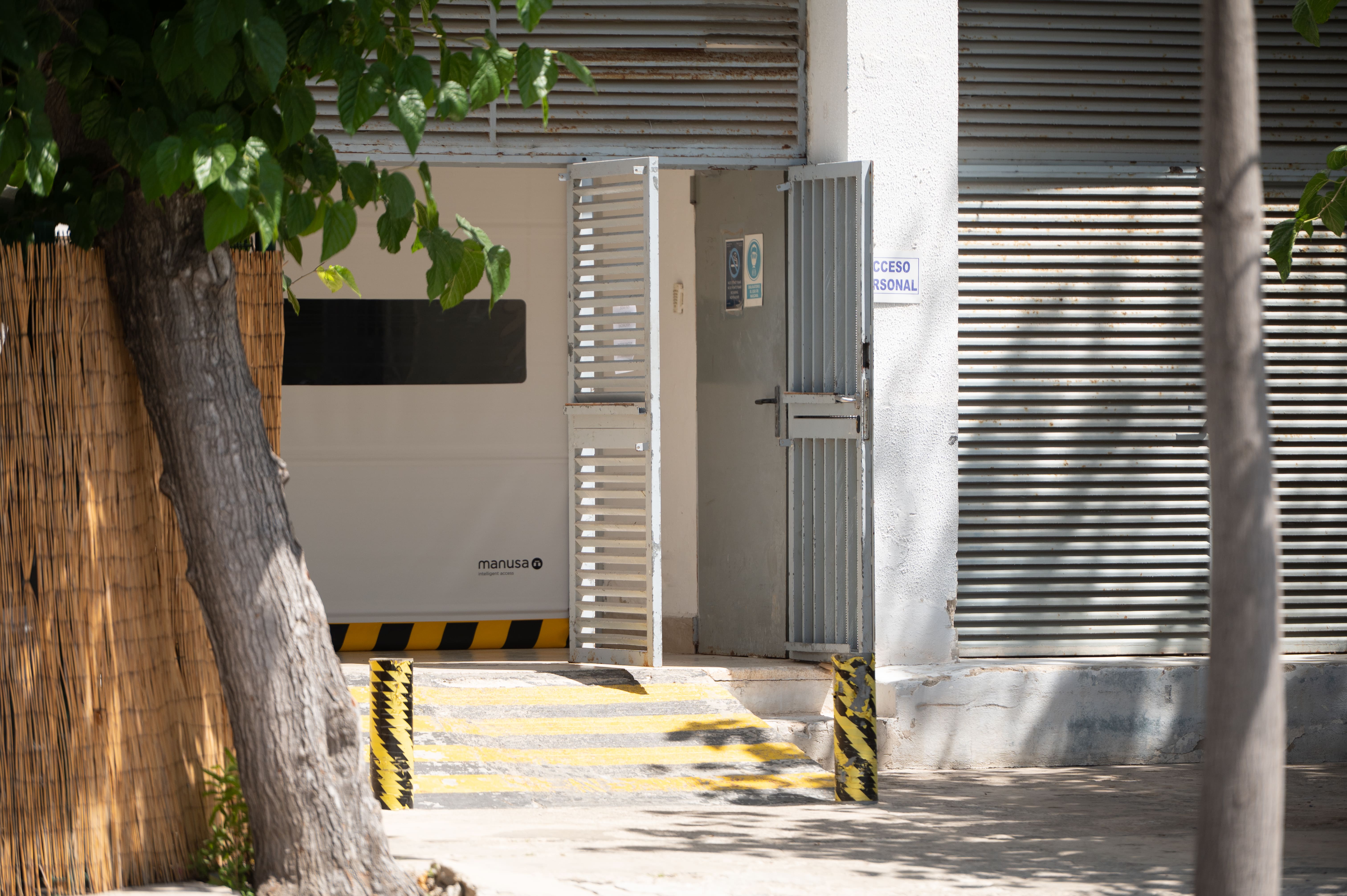 Zona de servicio del Hotel Bordoy Alcudia Bay con puerta Manusa