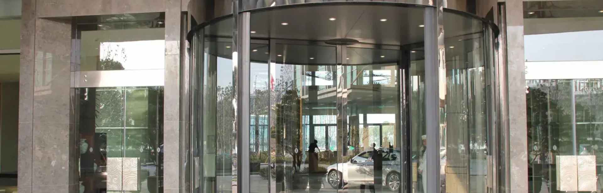 Porta giratória para hotéis: qual modelo escolher e o porquê