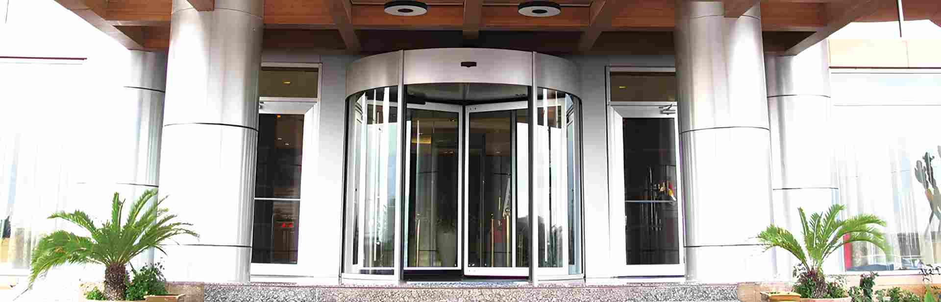 Porta giratória para hotéis: qual modelo escolher e o porquê