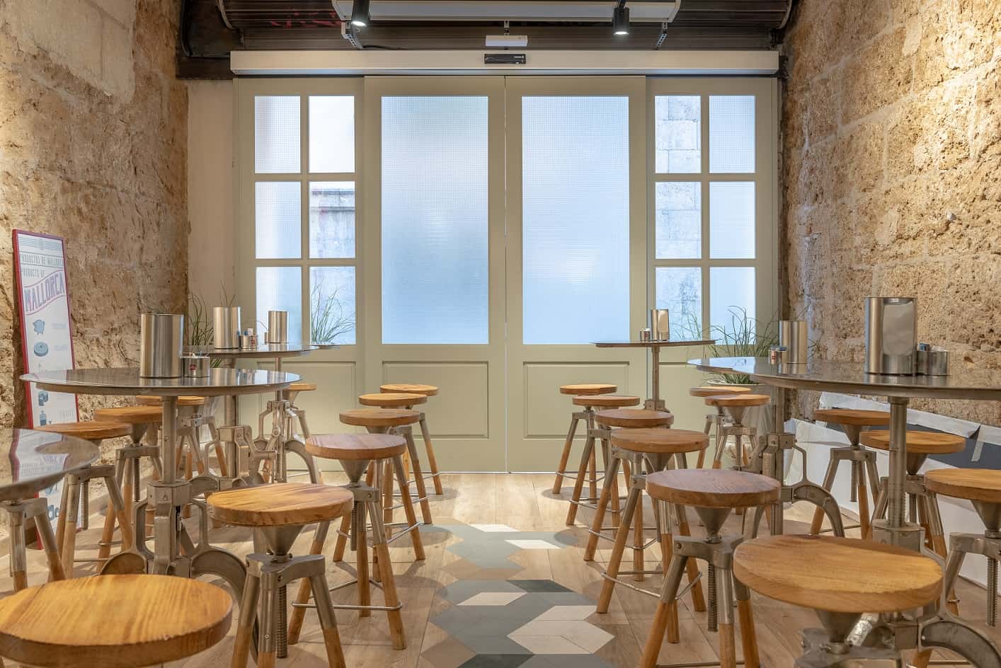Funcionalidad y diseño: cómo elegir la puerta automática ideal para tu restaurante