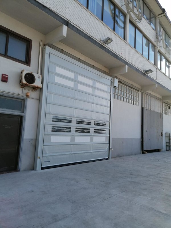 Especificaciones técnicas y beneficios de las puertas rápidas apilables de Manusa