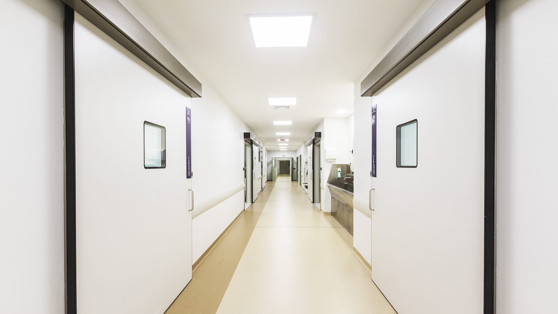 Las puertas automáticas herméticas ofrecen un valor añadido en los quirófanos de los hospitales