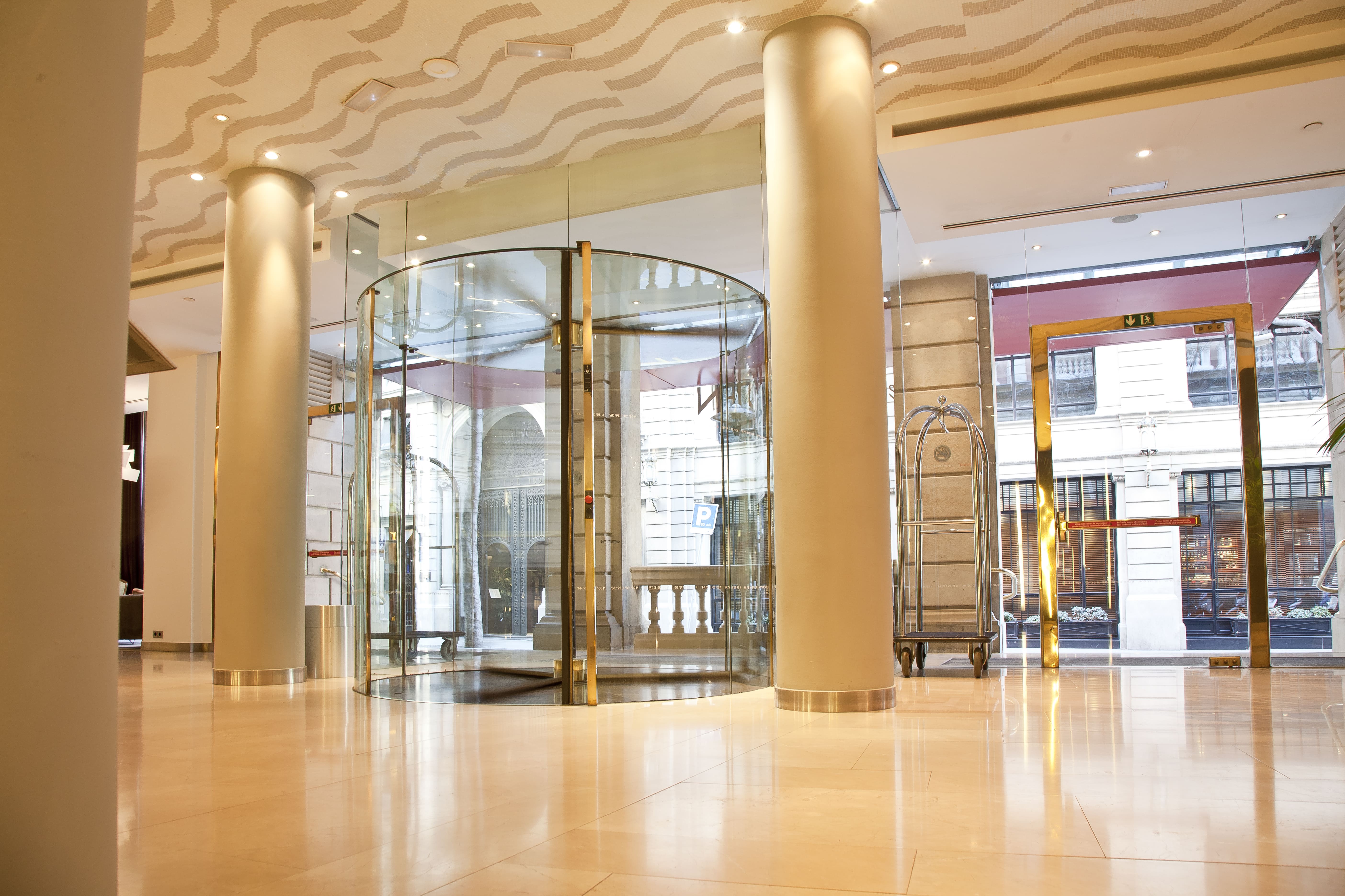 Maximiza el confort de tu hotel con puertas automáticas giratorias