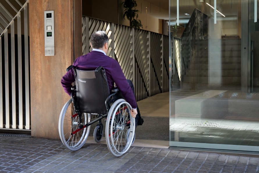 puertas automaticas manusa eliminan barreras arquitectonicas