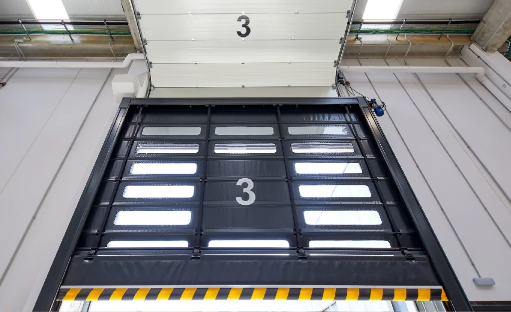 Incrementa la productividad con puertas rápidas apilables en tus instalaciones industriales