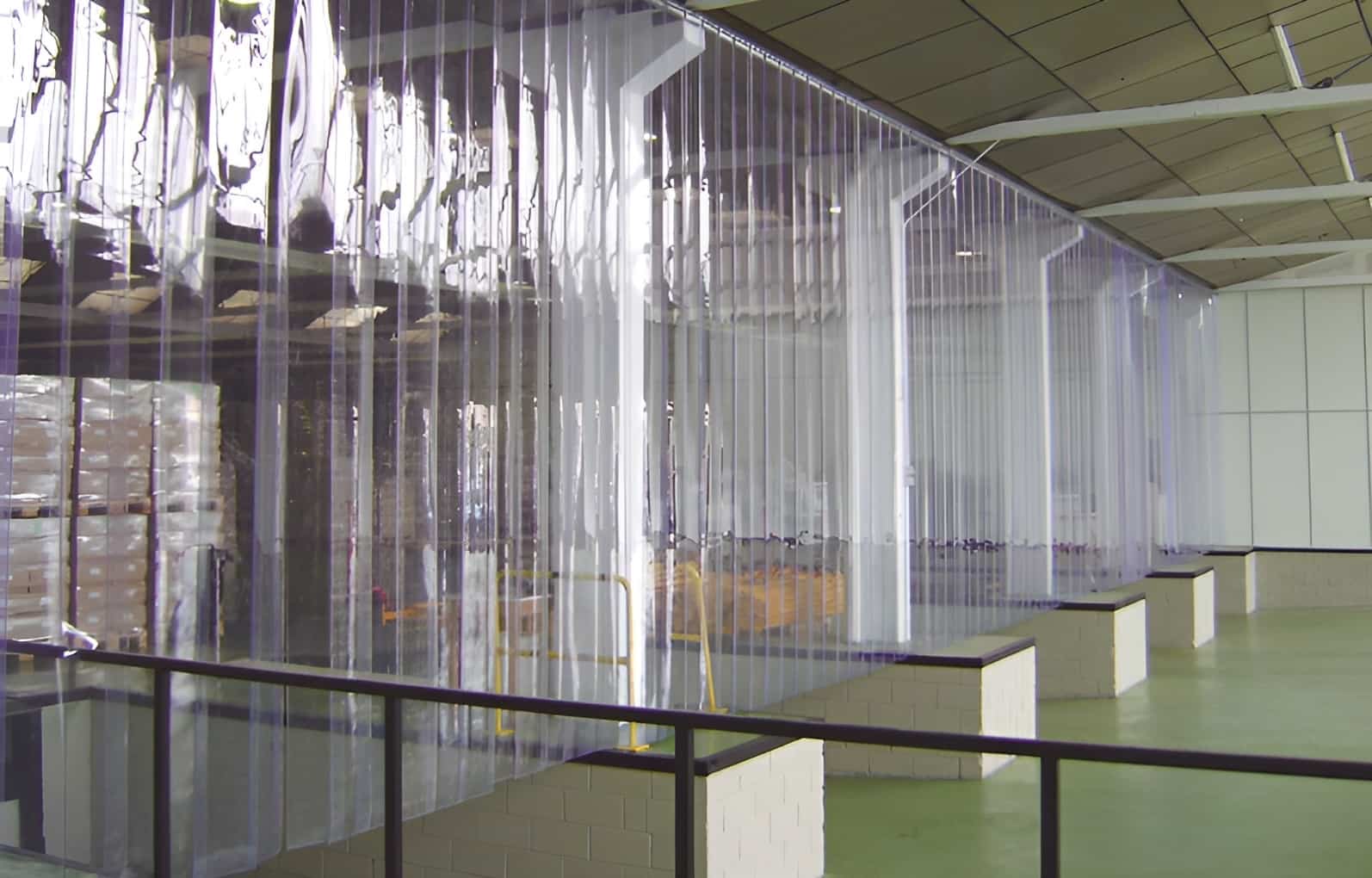 Ventajas de las cortinas de lamas de PVC en el sector industrial