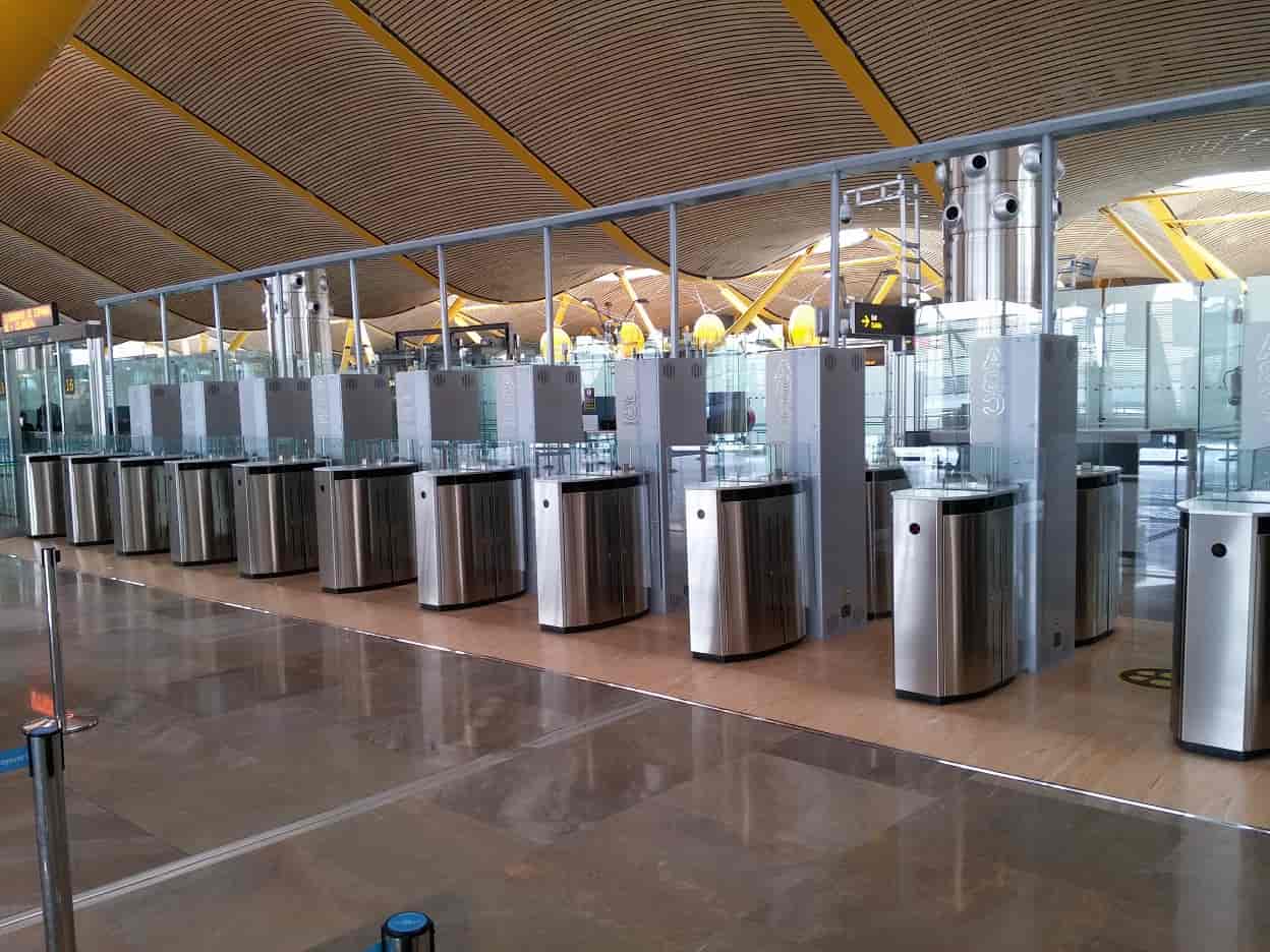 Los pasillos con paneles batientes en los aeropuertos