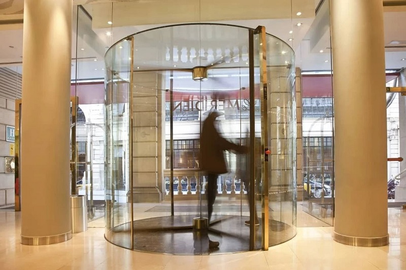 installation de portes automatiques dans les hôtels durant la basse saison 
