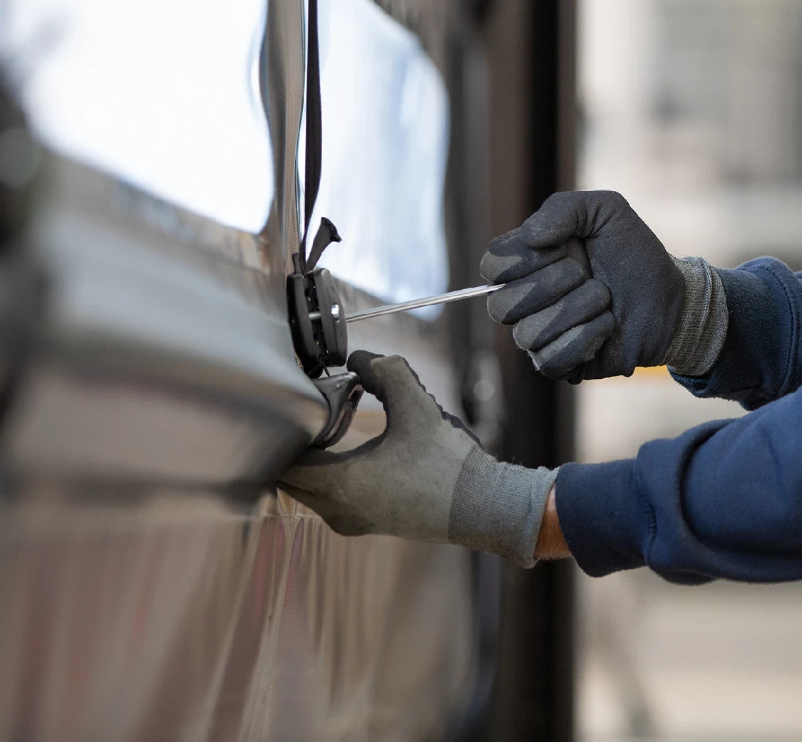 Asegura el rendimiento de tus puertas rápidas e industriales en temporadas de alta actividad