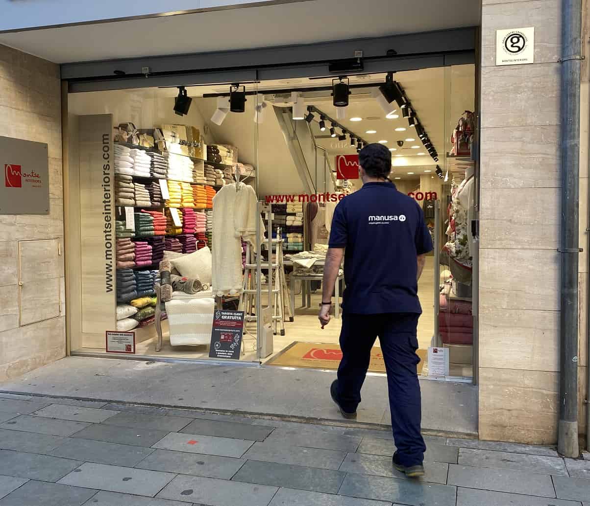 Los comercios instalan puertas automáticas Manusa para cumplir con la nueva ley de eficiencia energética