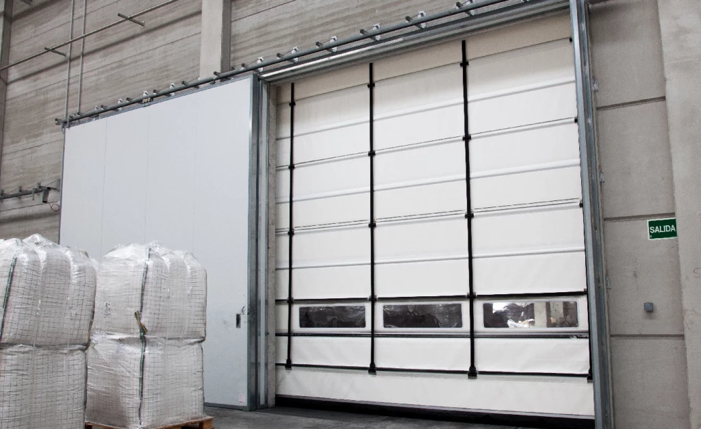 Todo lo que debes saber sobre puertas rápidas apilables para industrias