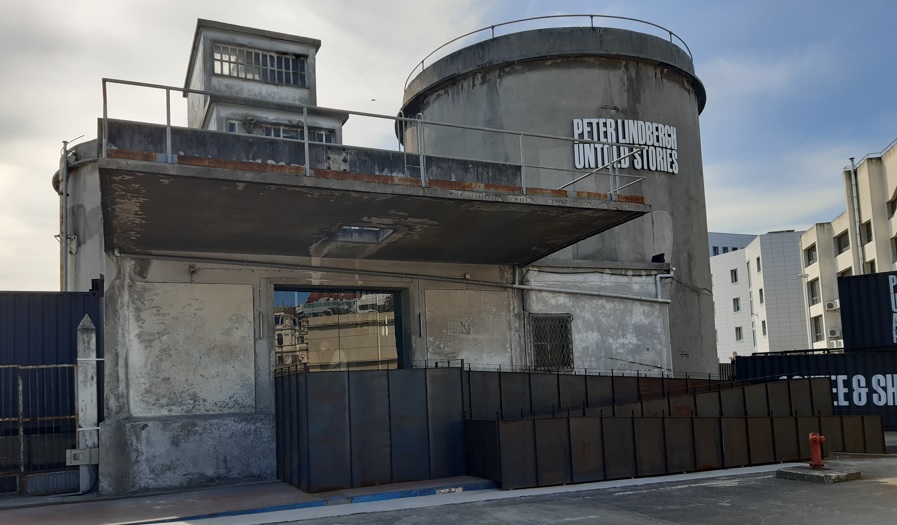 porta scorrevole automatica sala espositiva Coruna
