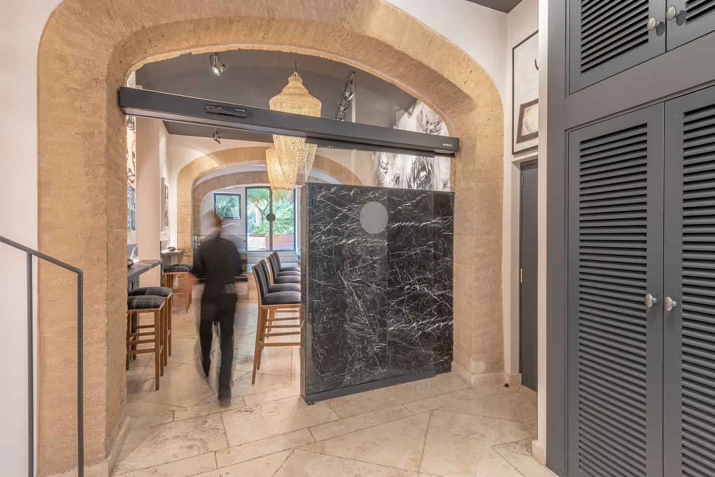 Las puertas automáticas mejoran la eficiencia energética en restaurantes