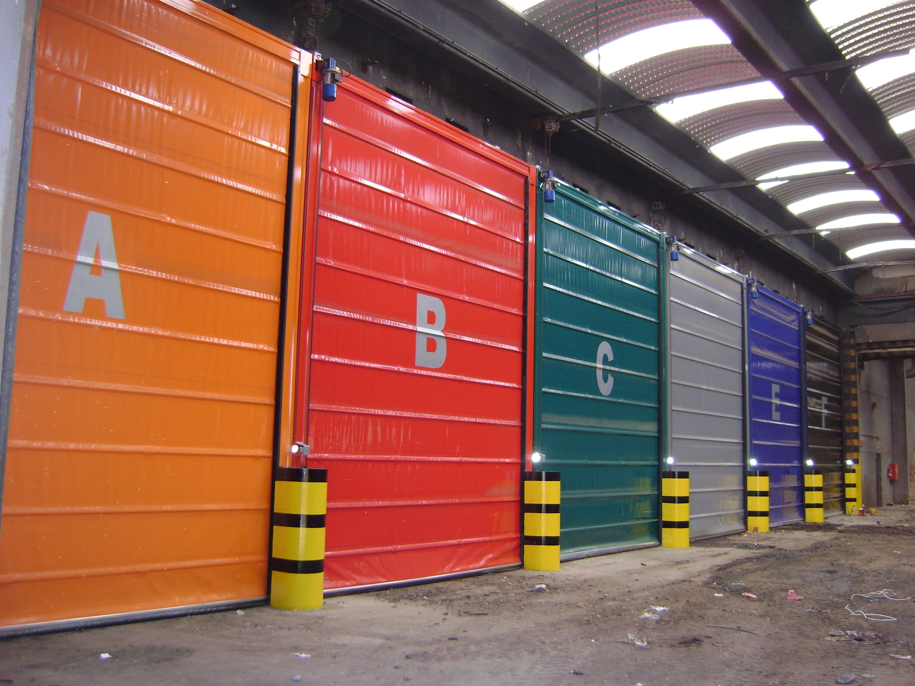 Lonas personalizadas, integración estética y funcional de las puertas rápidas en espacios industriales