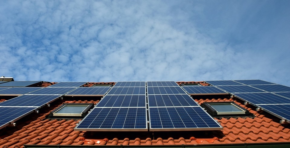 Las puertas automáticas con placas solares. ¿Qué es un kit solar?
