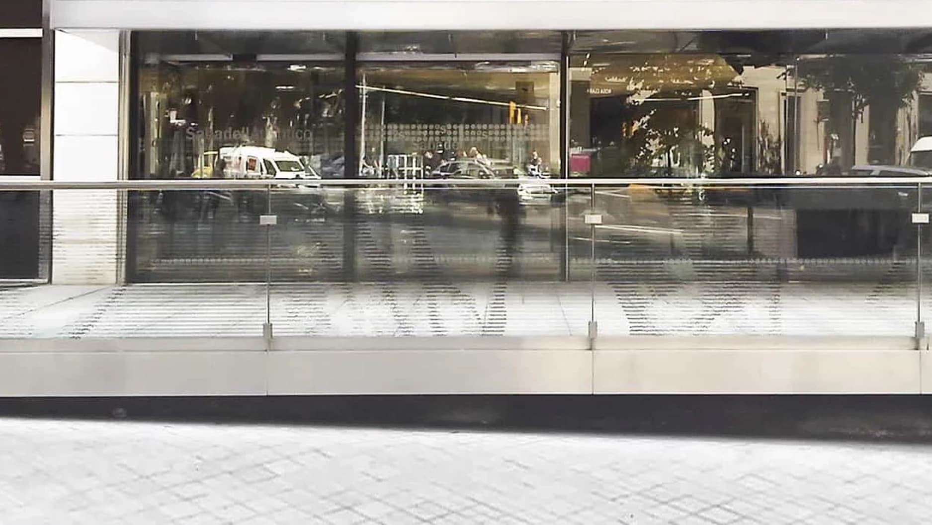 Puertas automáticas para cajeros de bancos. Seguridad y comodidad para los clientes