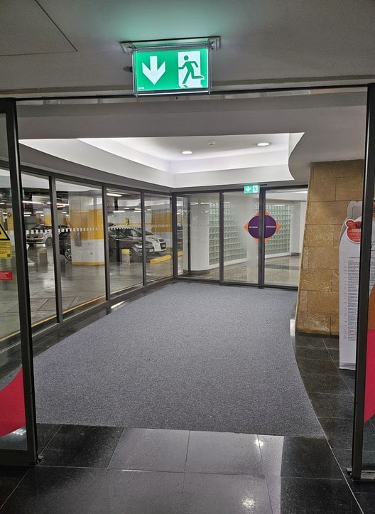 Portas automáticas Manusa no Almada Forum: segurança e fluidez para espaços de alto tráfego