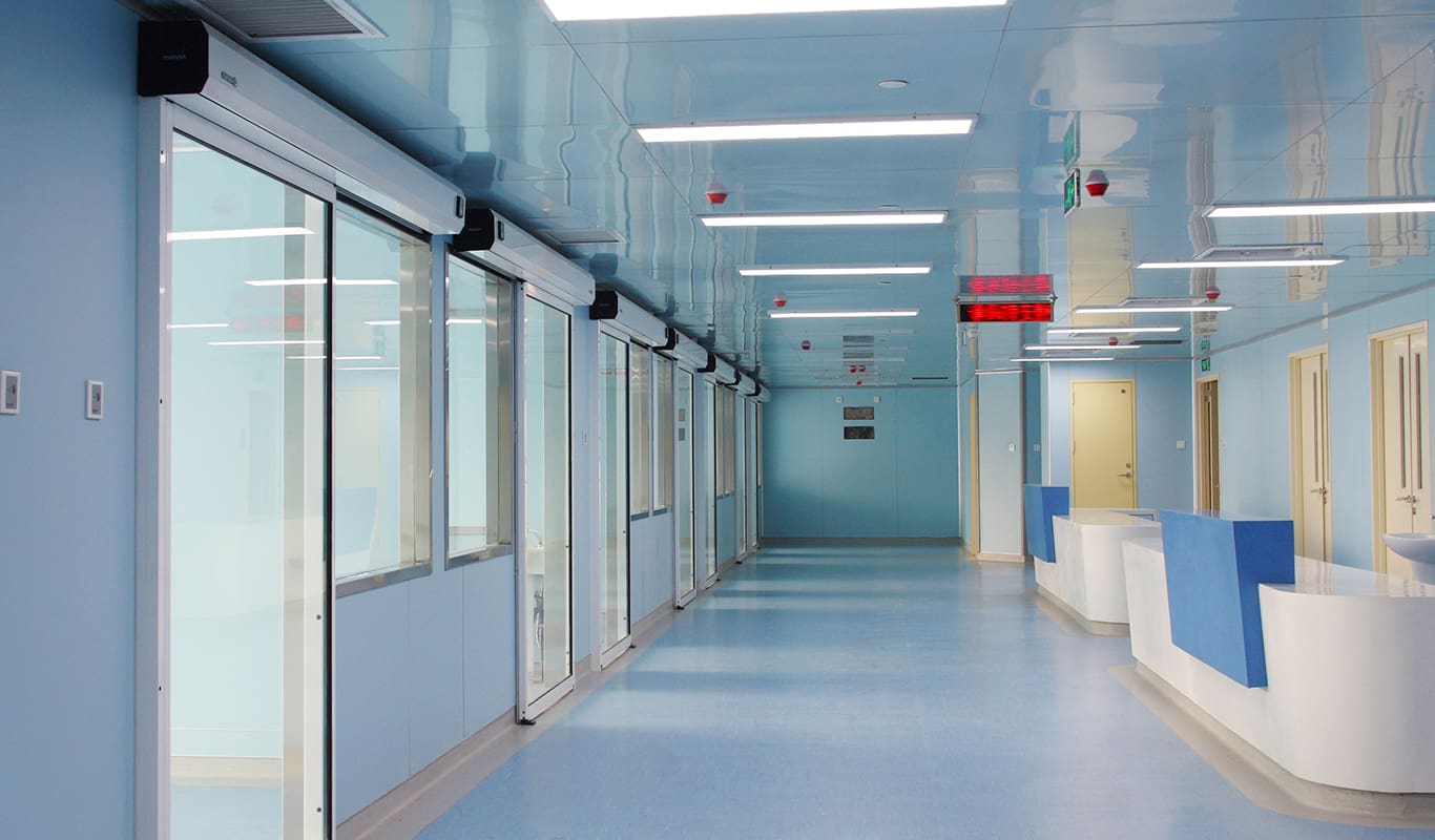La importancia de las puertas automáticas en el diseño de instalaciones sanitarias
