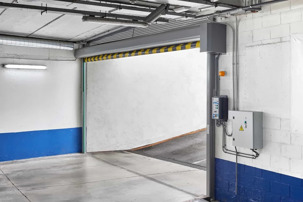 Mejora la experiencia de tus huéspedes con puertas rápidas para parking