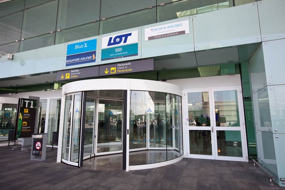 Las puertas giratorias automáticas son garantía de seguridad y fluidez en los aeropuertos