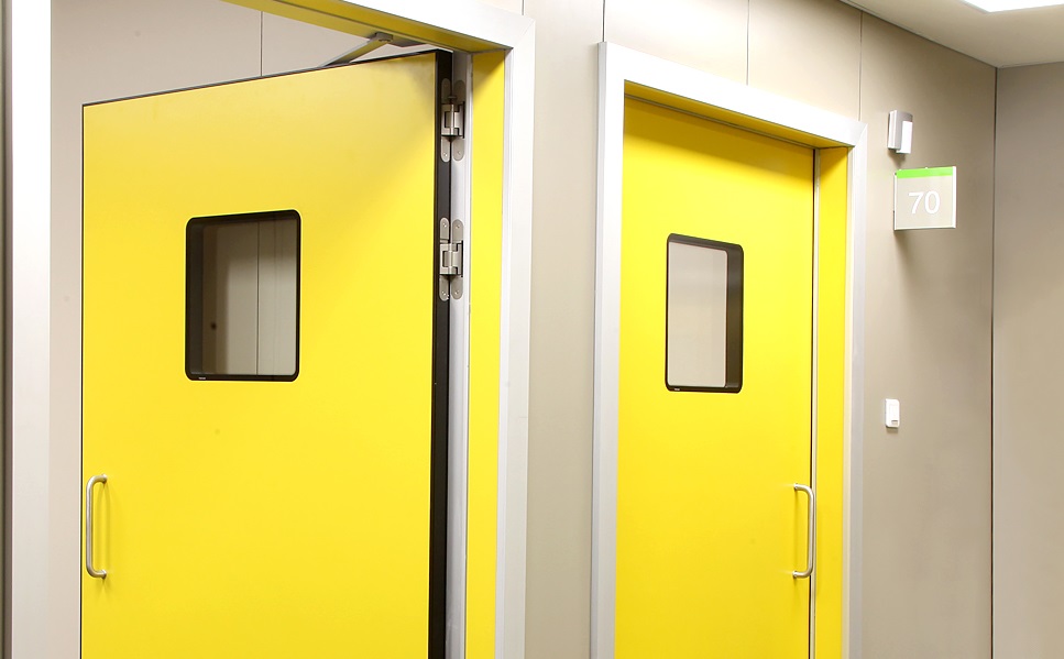 Las puertas automáticas con hojas abatibles