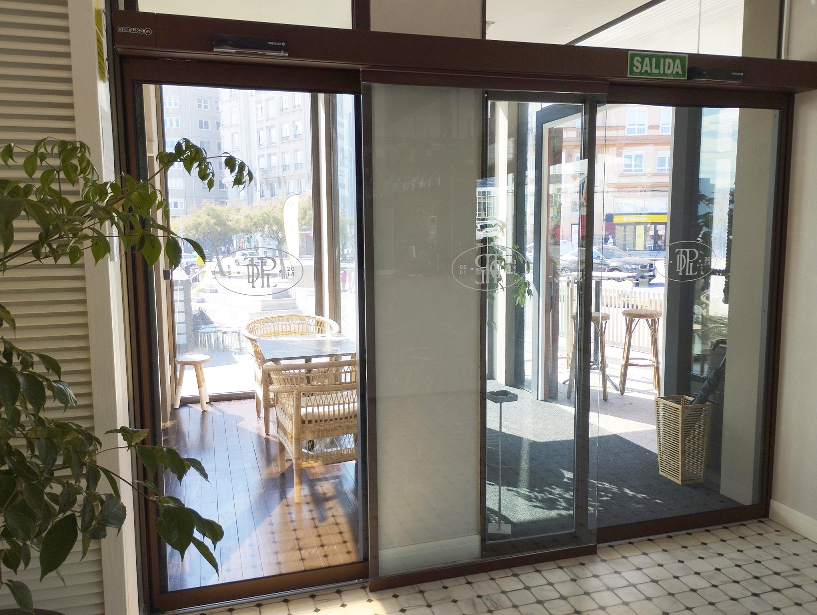 como personalizar puerta automatica restaurante