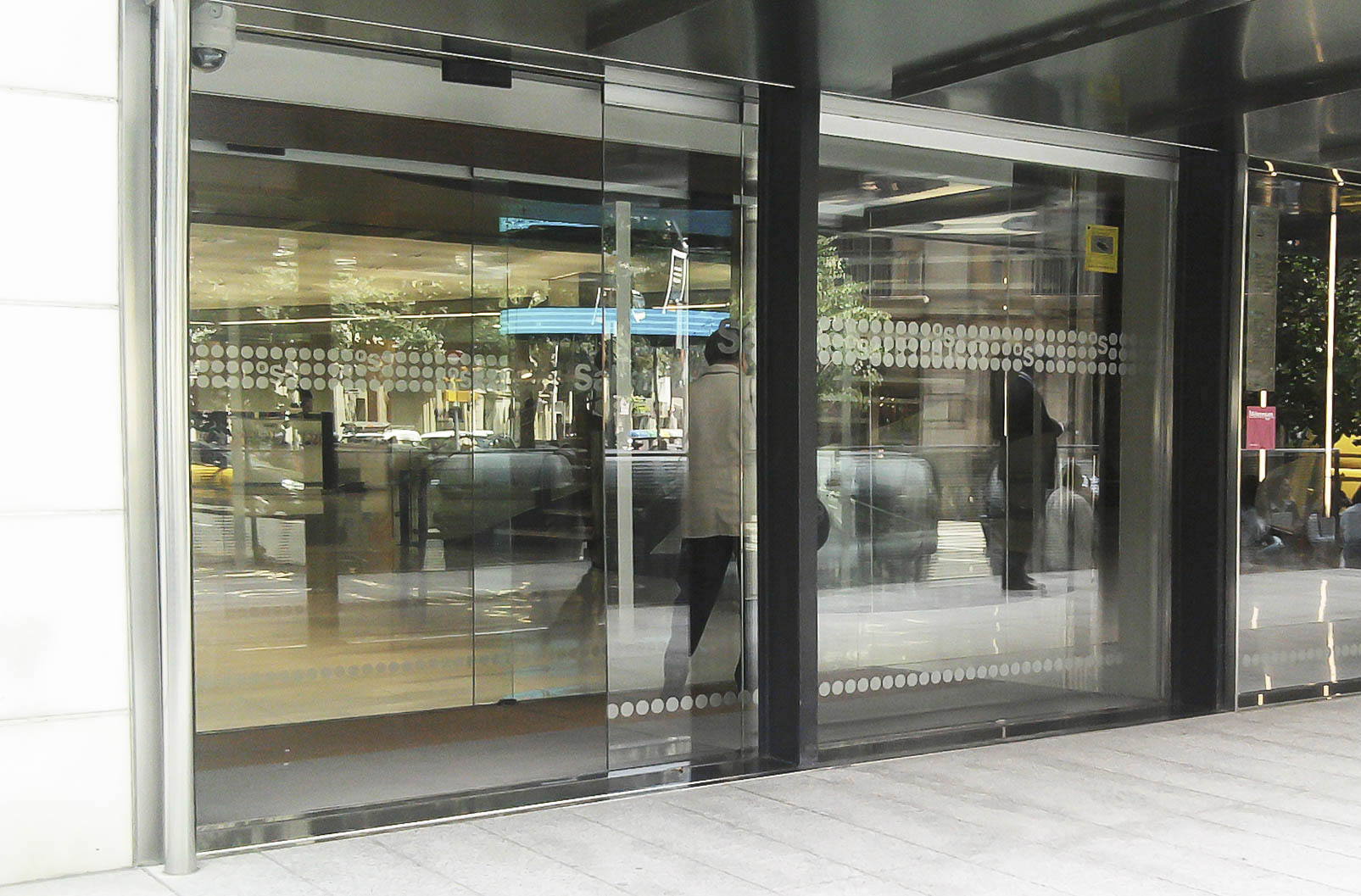 Las puertas automáticas con cristal blindado