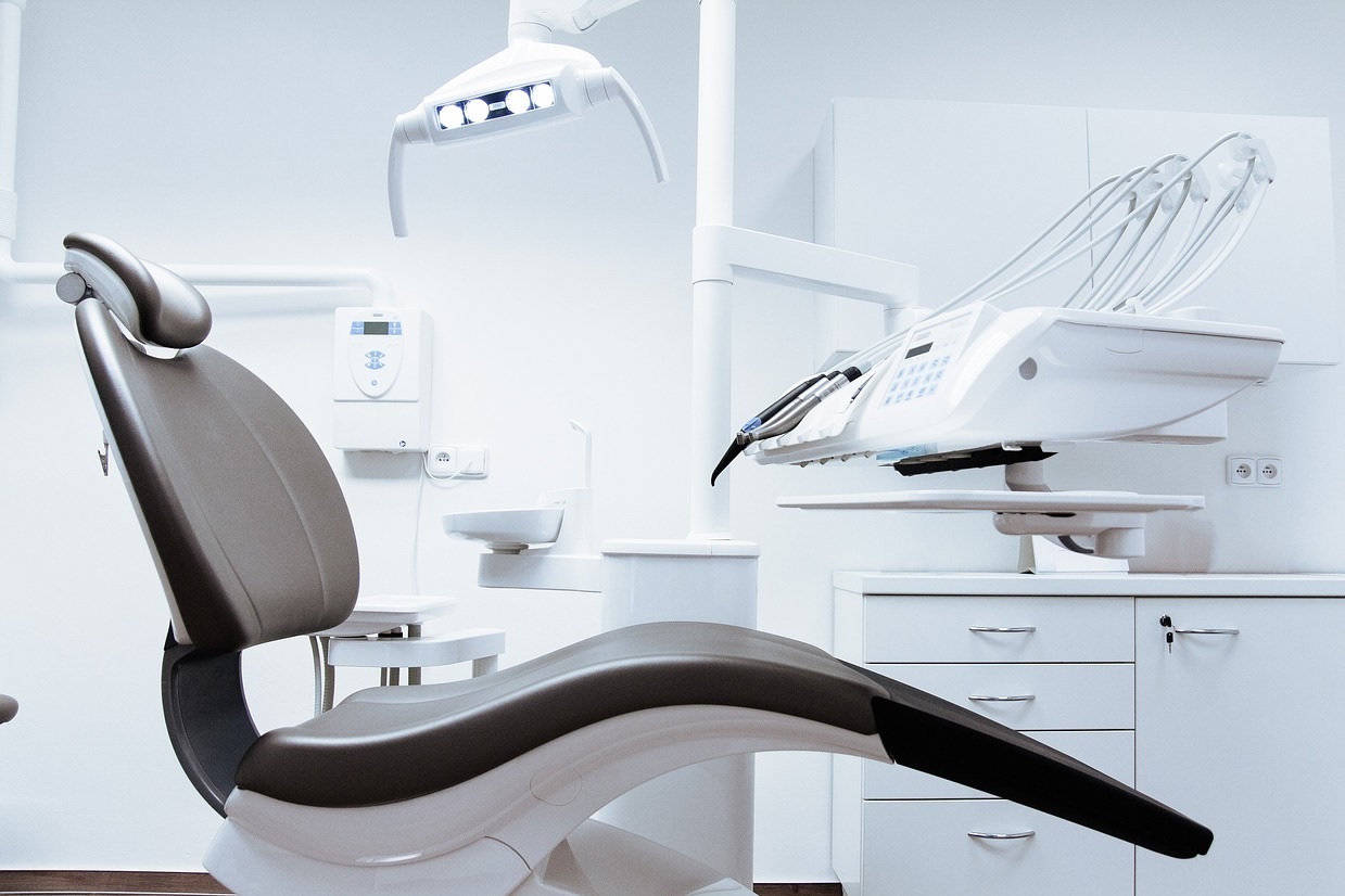 ¿Cómo las puertas automáticas pueden mejorar la higiene en las clínicas dentales?