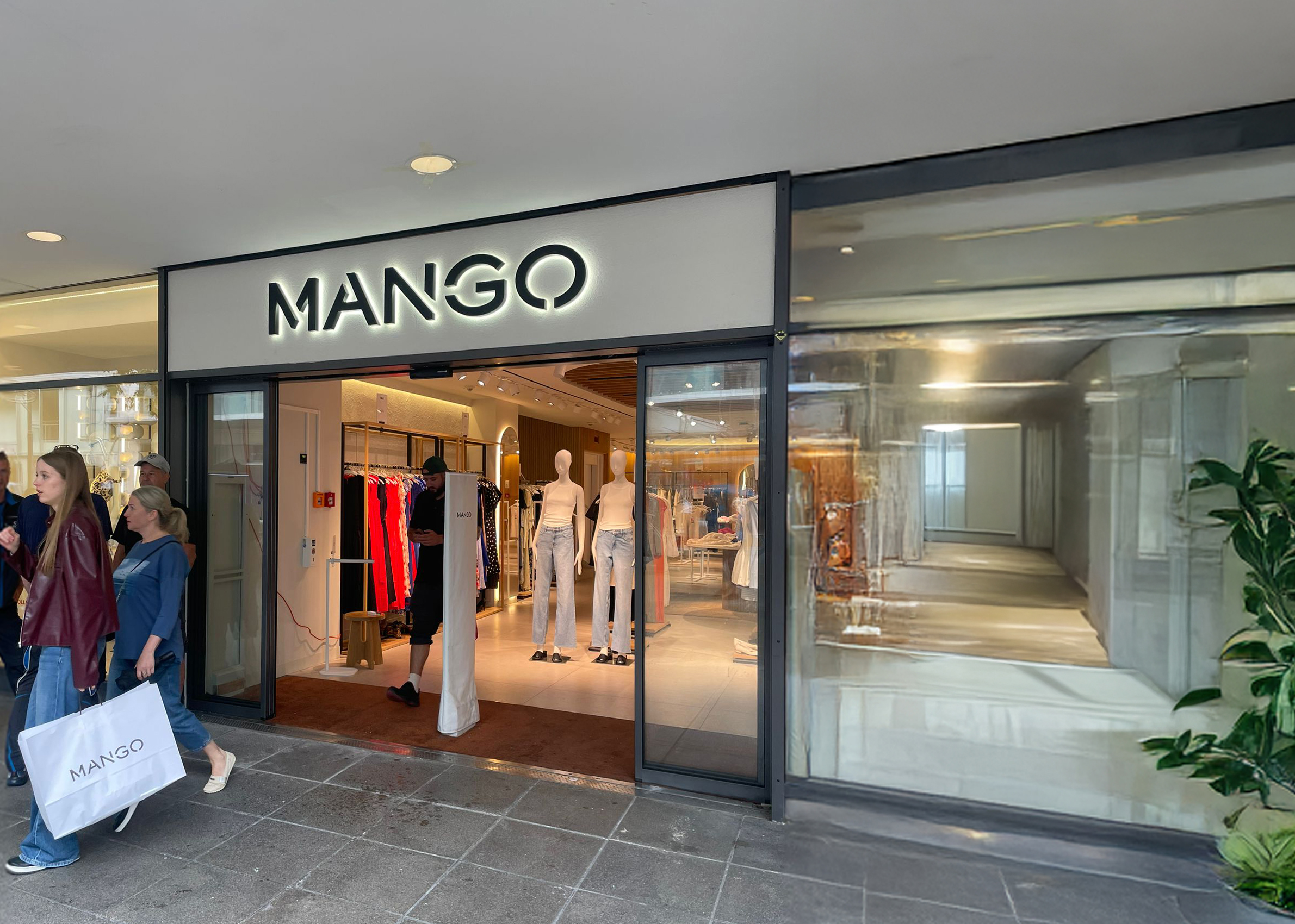 Diseño, accesibilidad y eficiencia: la tienda Mango de Stuttgart se renueva con las puertas automáticas Manusa