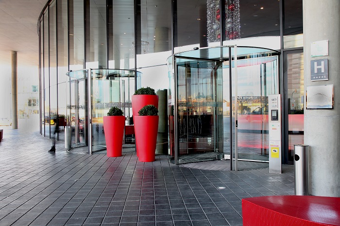 Puertas automáticas giratorias en el Hotel Porta Fira: estética y eficiencia energética