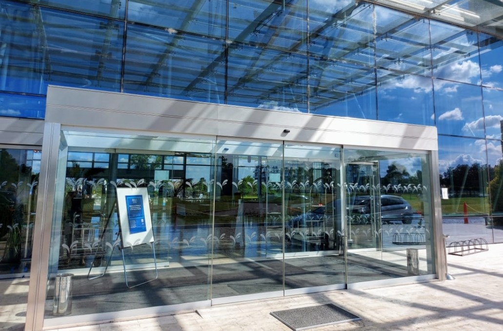 Instalación de puertas automáticas en el sector hotelero en Argentina