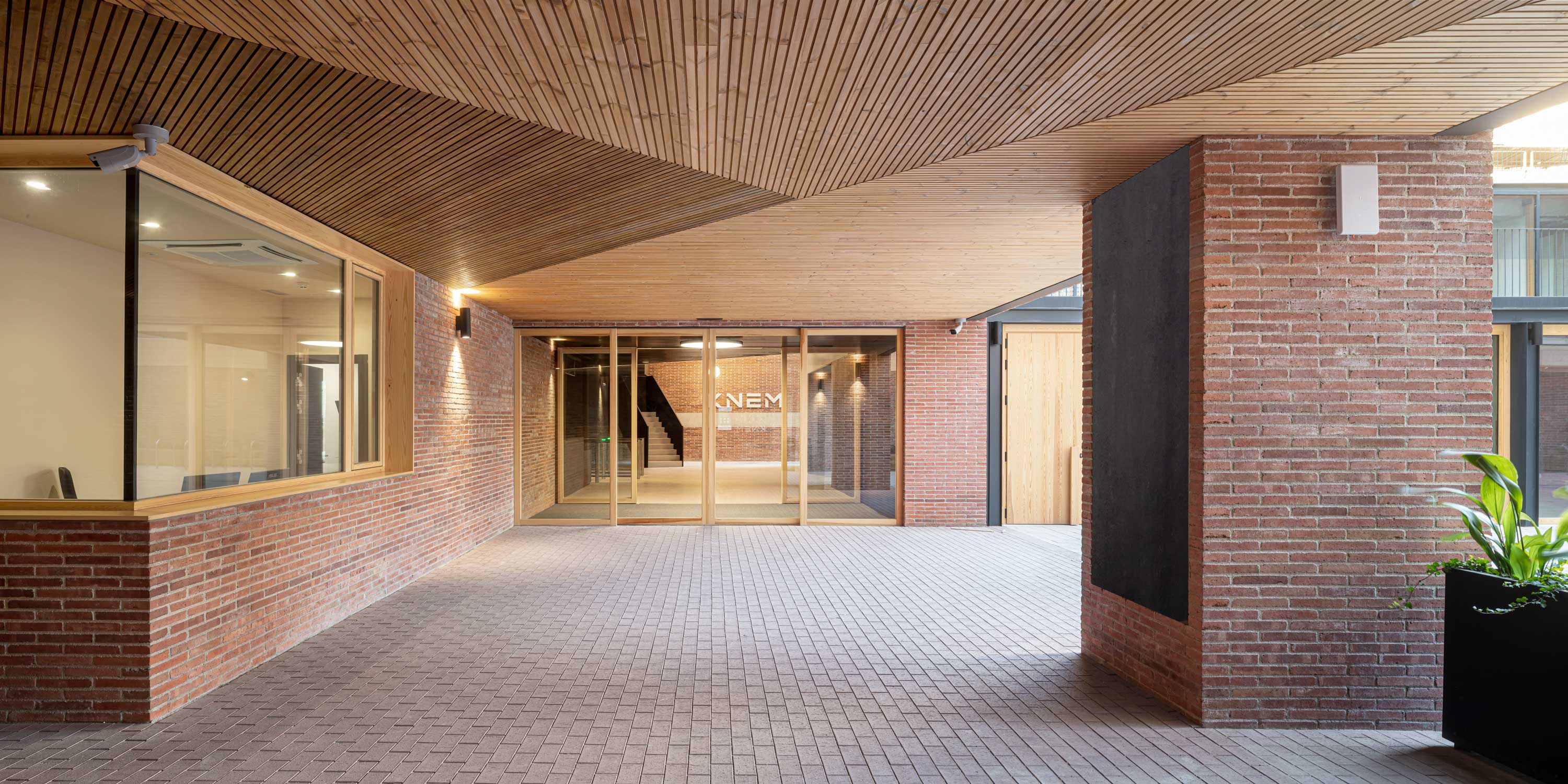Instalación de puertas automáticas en las oficinas KNEM, un edificio sostenible con certificación LEED Gold
