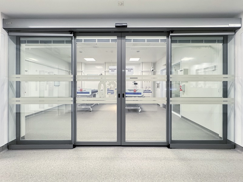 Instalación de puertas automáticas herméticas en la UCI del Homerton Hospital