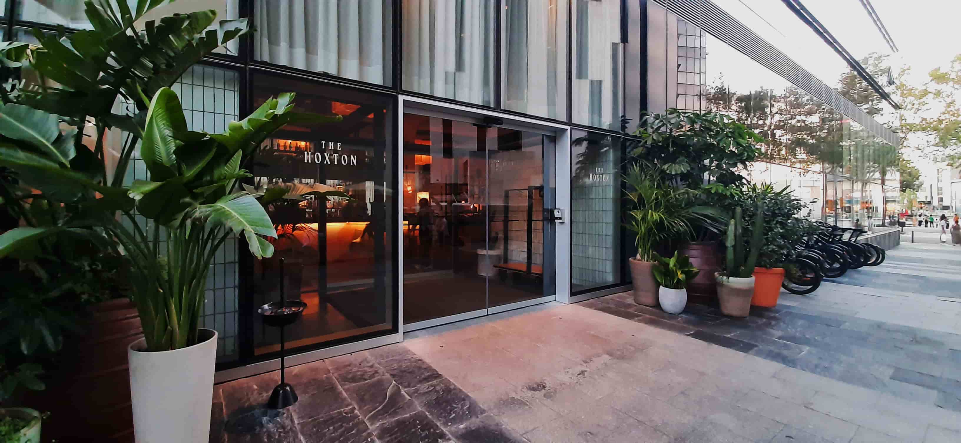 Puertas automáticas para mejorar la experiencia de los clientes: Hotel Hoxton Poblenou