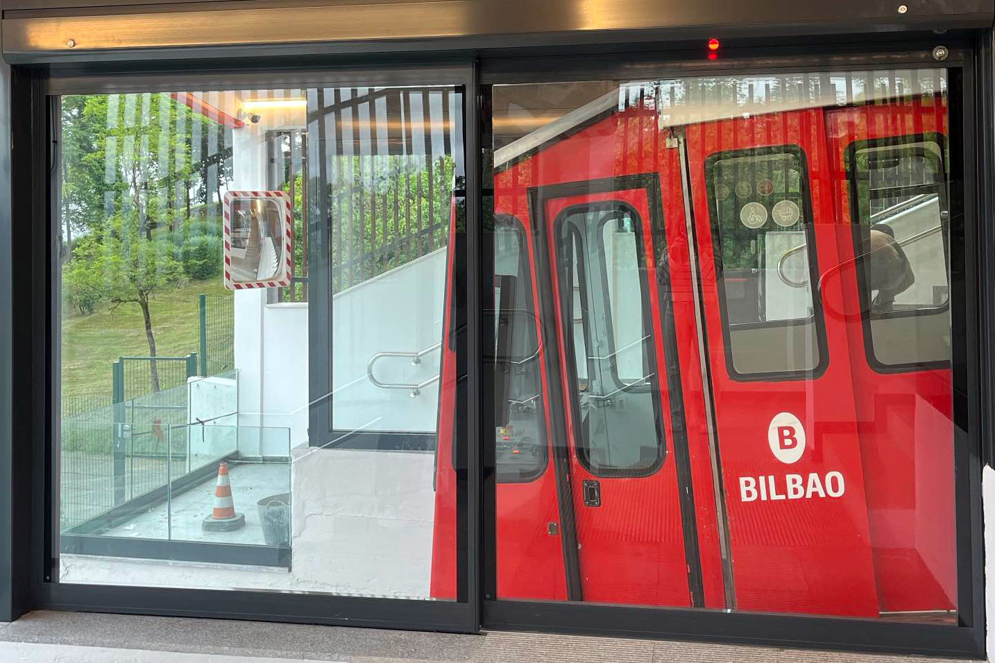 Puertas automáticas de cierre de andén que aportan seguridad al funicular de Artxanda (Bilbao)