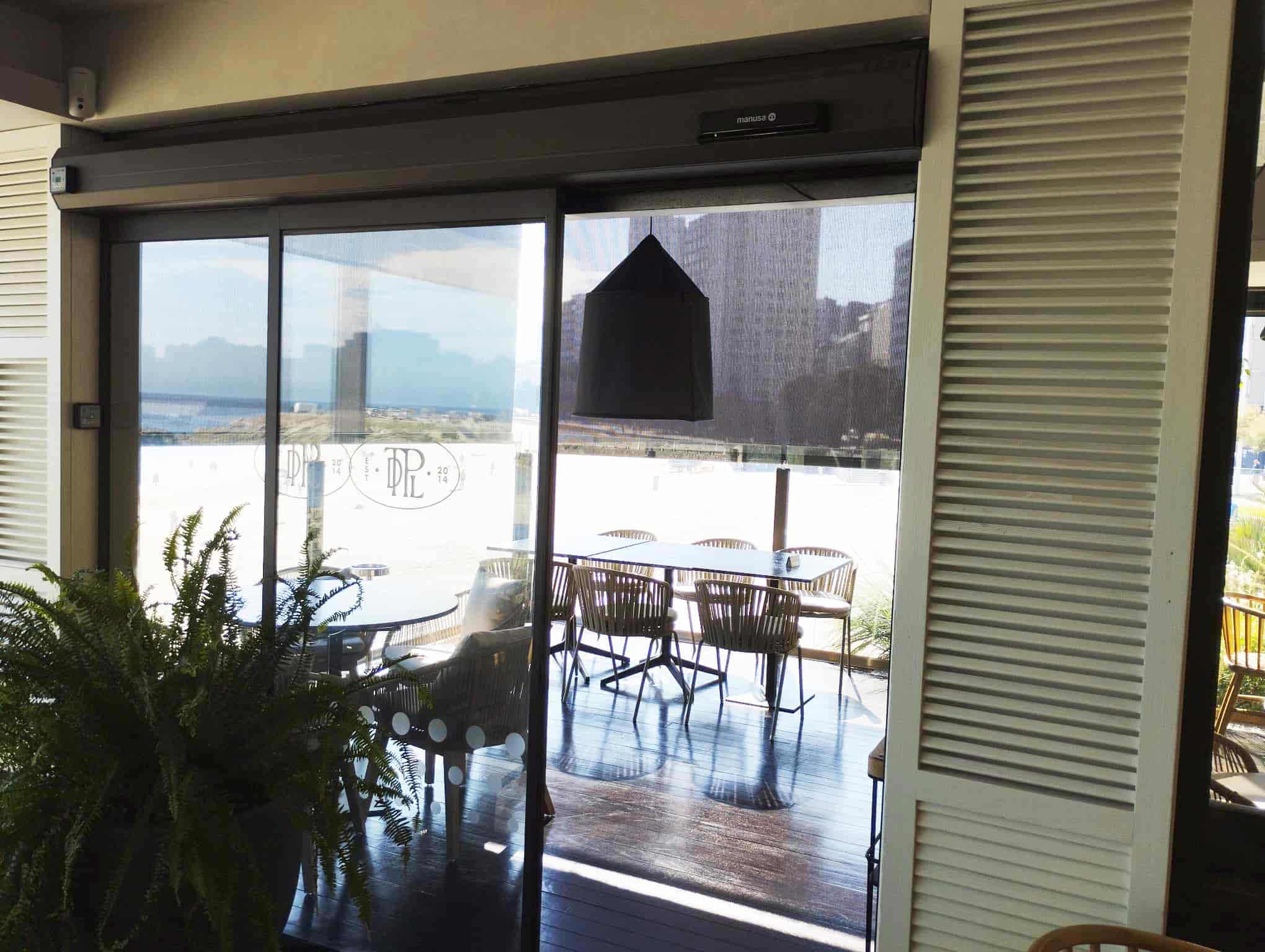 Puertas automáticas personalizadas en el restaurante Tira do Playa