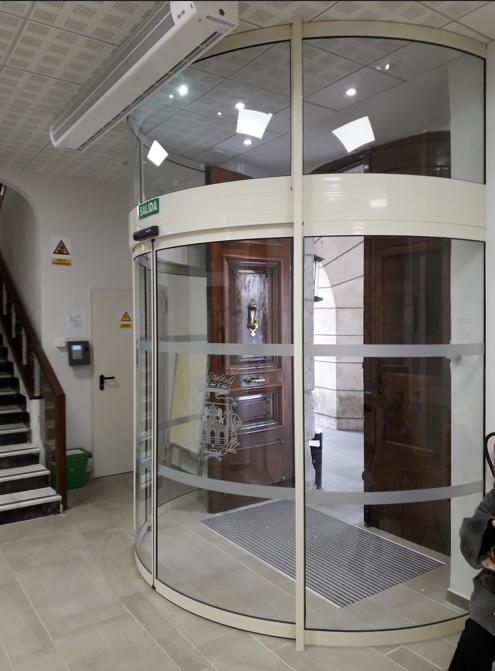 porta automatica curva municipio istituzione