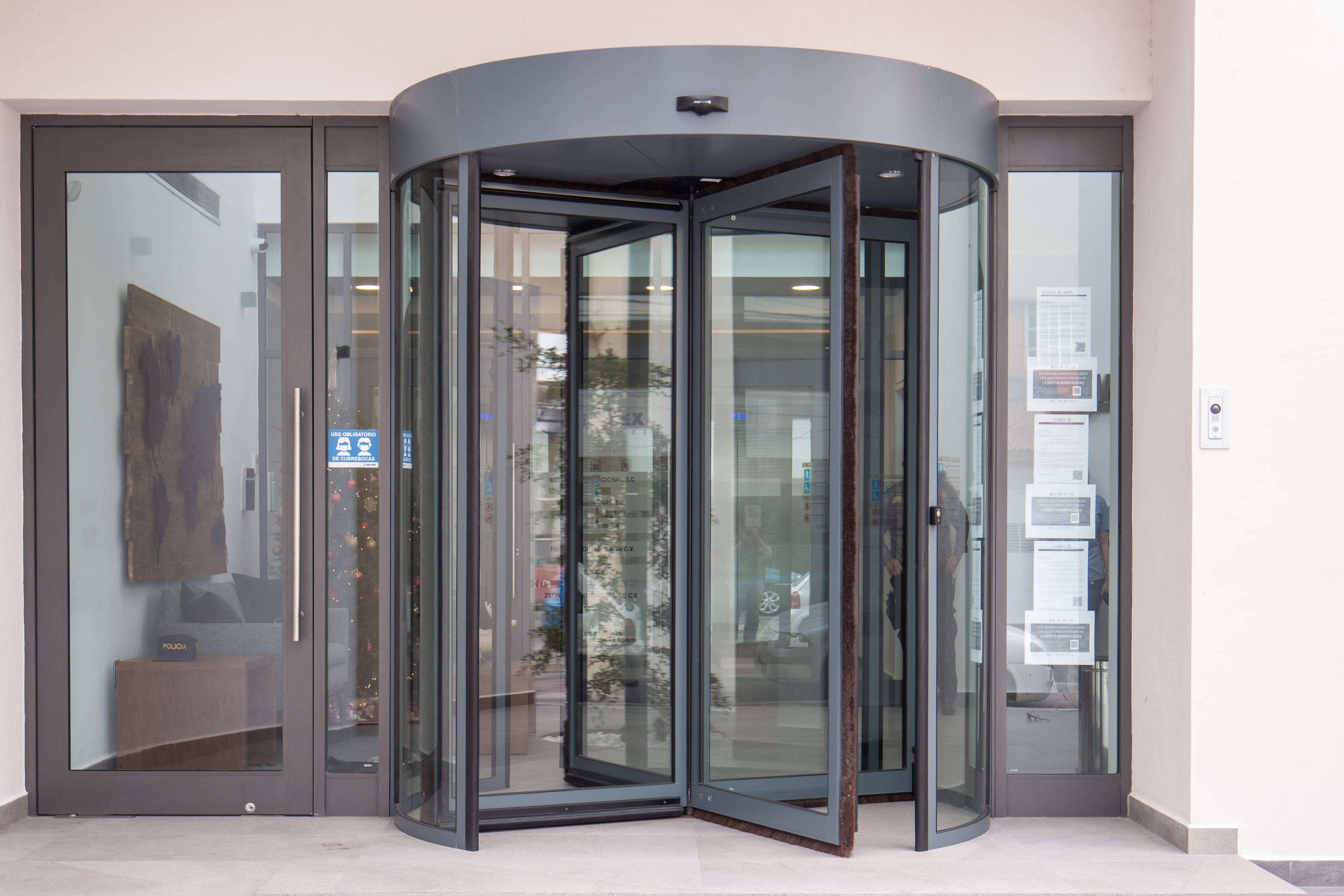 Puerta automática giratoria para las oficinas de Welldex Logistics en México
