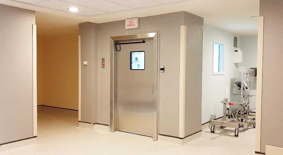 Seguridad e higiene, el Hospital Constantine instala puertas automáticas Manusa