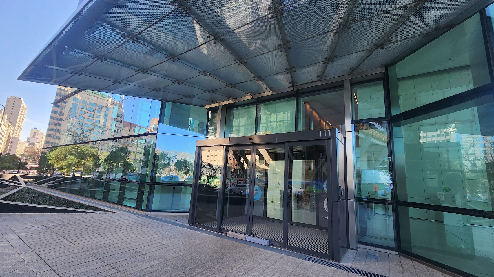 Puertas automáticas integradas en el diseño y la sostenibilidad de la torre BBVA de Buenos Aires