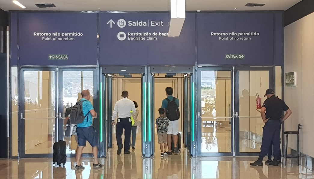Pasillos antirretorno en el aeropuerto internacional Hercílio Luz
