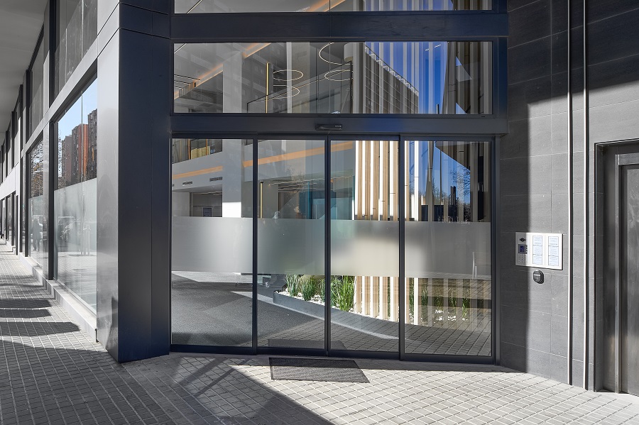 Puertas automáticas en proyectos residenciales de obra nueva