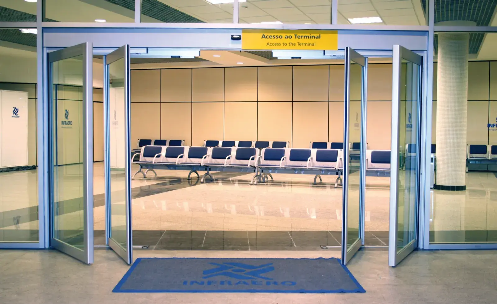 puerta corredera antipanco aeropuerto